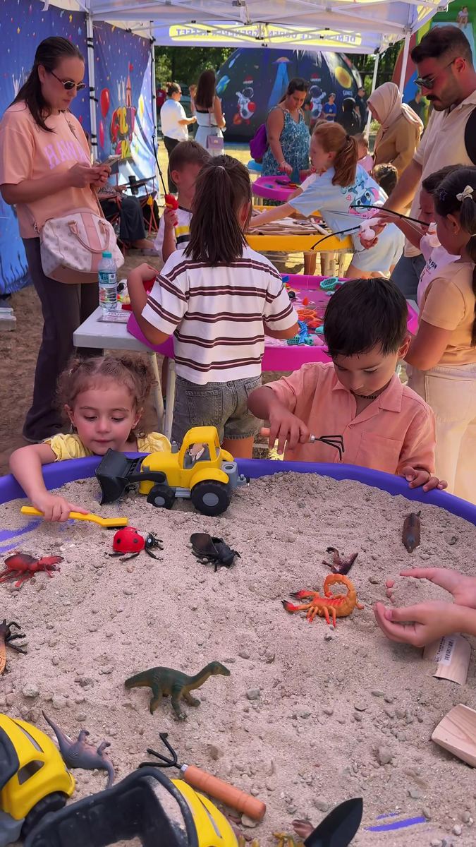 Kum alanında fosil ve oyuncak bulan çocuklar