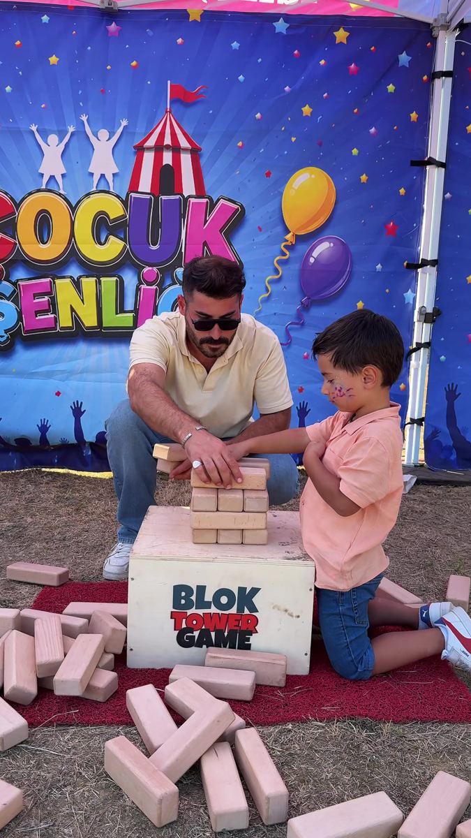 Dev Jenga oynayan bir baba ve çocuğu
