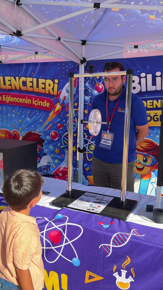 Görevli, Maxwell çarkını bir çocuğa anlatıyor