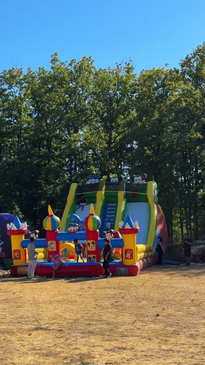 Festival alanına kurulmuş kaydıraklı şişme şato