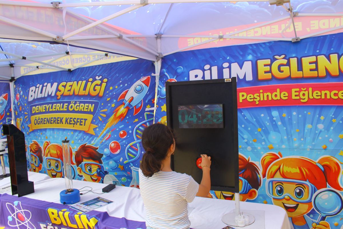 Teknoloji oyunu standında sayacı durdurmaya çalışan çocuk