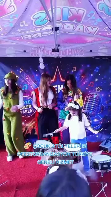 Kids karaoke çadırında kostümlü animatörler ve şarkı söyleyen çocuk