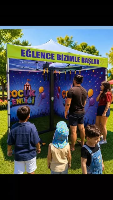 Eğlence bizimle başlar yazılı festival çadırında oyun oynayan çocuklar