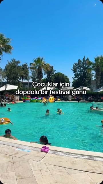 Otel havuzunda yüzen çocuklar